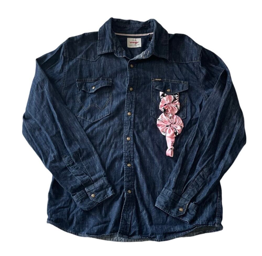 Wrangler Womens Size Large Denim Top with Cat Scarf Details Dark Wash Snaps